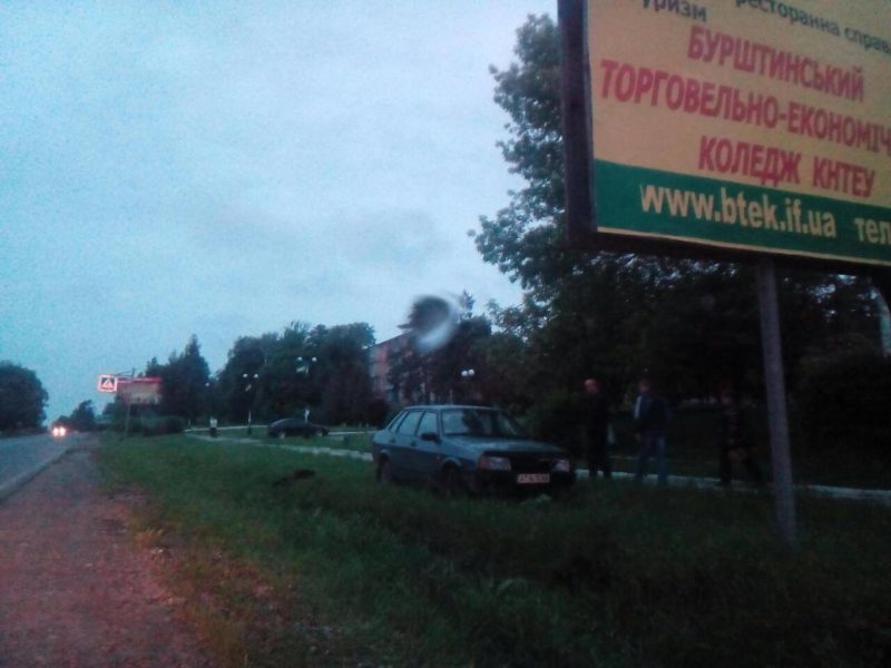 У Бурштині п’яний водій на ВАЗі “перелетів” через рів (ФОТО)