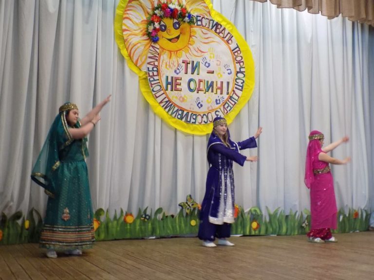 «Ти – не один». У Надвірній відбувся фестиваль творчості дітей з особливими потребами