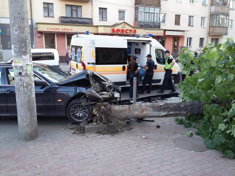У центрі Франківська жінка на БМВ знесла огорожу та дерево (ФОТО)