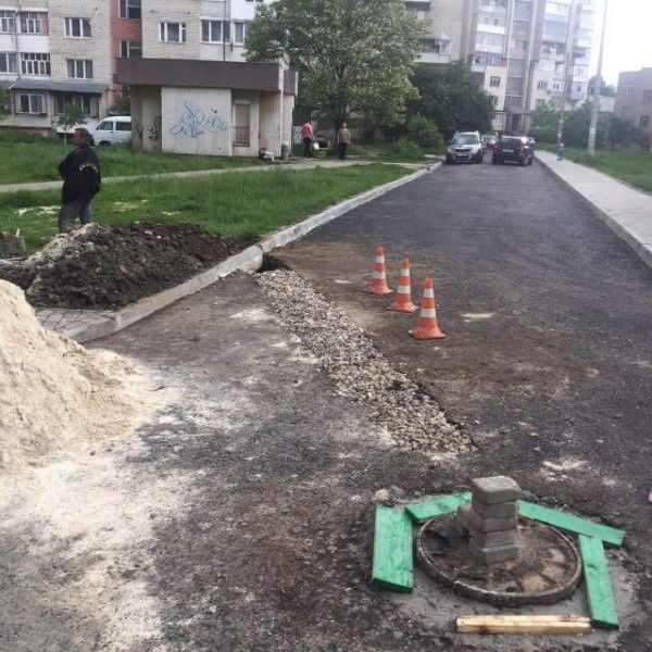 На БАМі жінка без погоджень “розрила” щойно асфальтовану дорогу і отримала два адмінпротоколи (ФОТО)