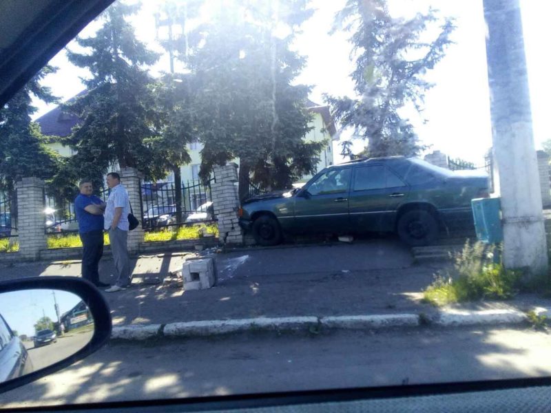 У Франківську Мерседес в’їхав у паркан Управління патрульної поліції (ФОТОФАКТ)