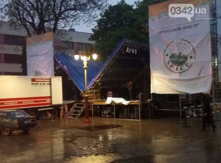 На Вічевому майдані обвалилася головна фестивальна сцена (ФОТОФАКТ)