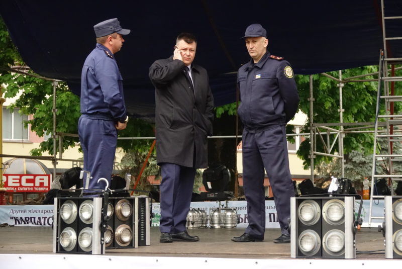 Головний рятувальник міста та області на Вічевому майдані вирішують, чи можна використовувати обвалену фестивальну сцену (ФОТО)