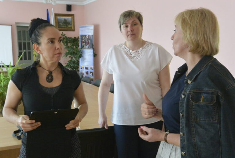 Французька експертка вивчала досвід прикарпатців у протидії торгівлі людьми