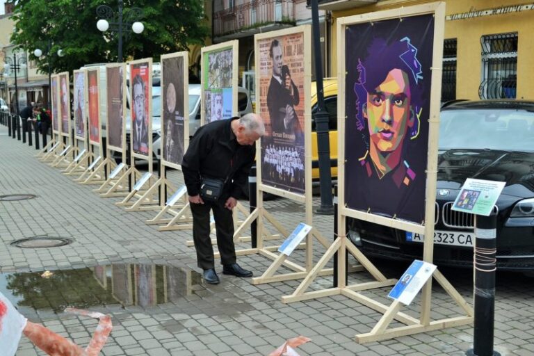 У центрі Франківська розмістили цікаві інсталяції, одну вже вкрали (ФОТО)