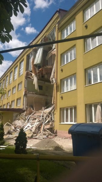Хмари пилу та гуркіт: в мережі з’явилося відео обвалу фасаду коледжу у Коломиї