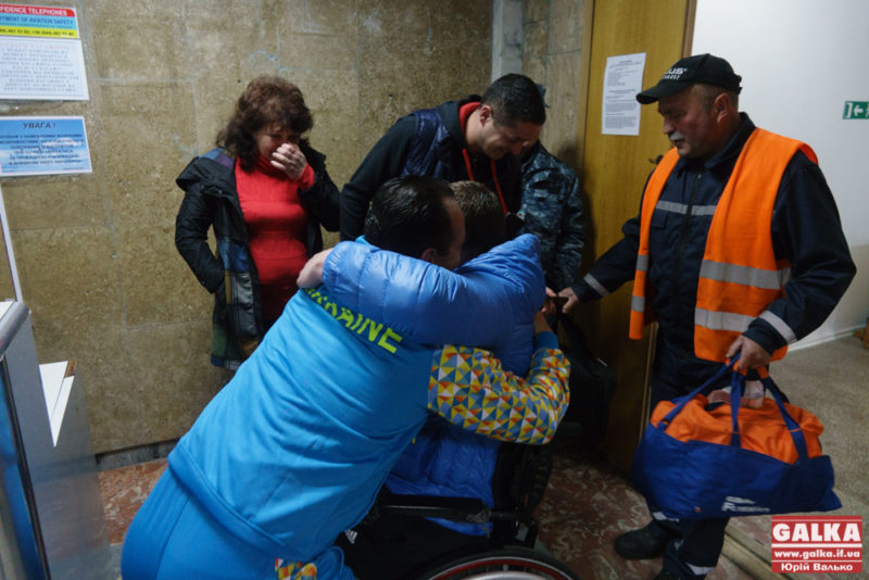 Через три з половиною роки після Майдану, АТО і лікування додому повернувся важкопоранений Олег Івахнюк (ФОТО, ВІДЕО)