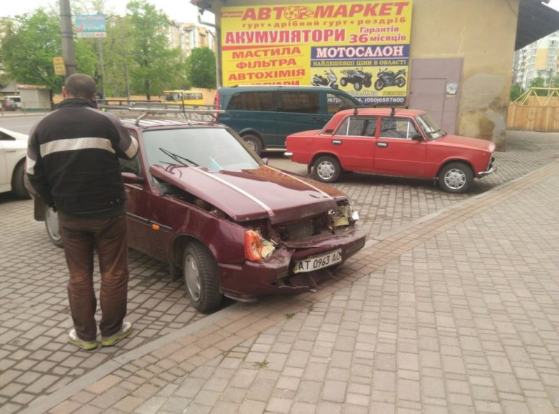 На Пасічній – “п’яне” ДТП, водій невдало спробував втекти (ФОТО)