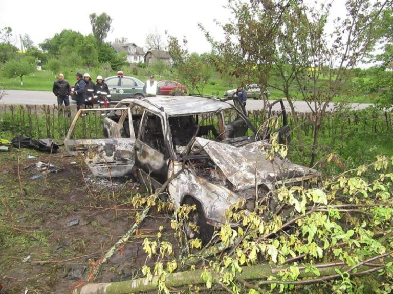 У ДТП на Коломийщині загинула дівчина, ще одна потрапила до лікарні (ФОТО)