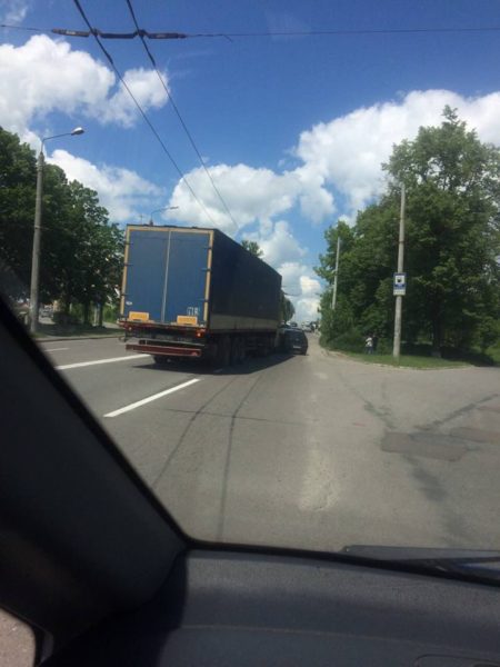 На Пасічній внаслідок ДТП перекриті дві смуги руху (ФОТО)