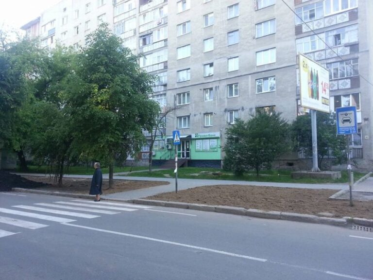 На Коновальця облаштовують газони та клумби (ФОТО)