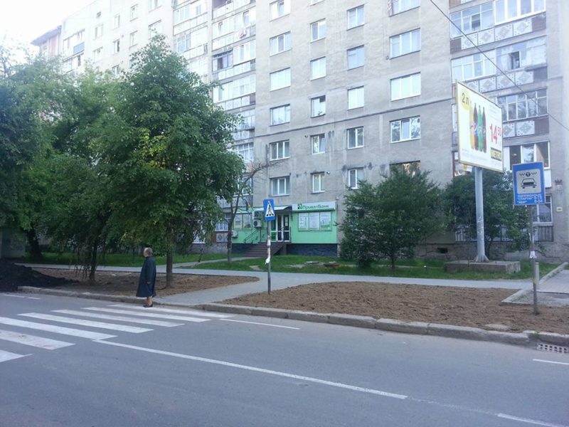 На Коновальця облаштовують газони та клумби (ФОТО)