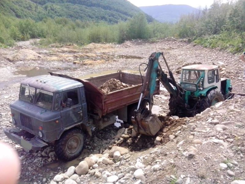 Двоє прикарпатців задля прибутку нищили берег Лімниці (ФОТО)