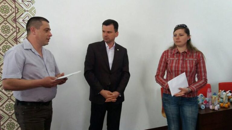 Батькам маленьких прикарпатців із рідкісними захворюваннями передали виручені на аукціоні кошти (ФОТО)