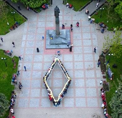 Рогатинці утворили “живий” ромб – символ Тижня безпеки дорожнього руху (ФОТО)