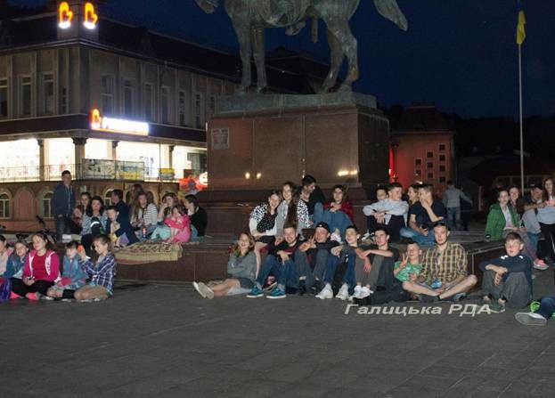 У Галичі переглядають фільми просто неба