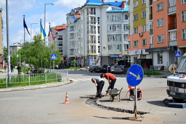 На проблемному перехресті у Франківську почали облаштовувати кільце (ФОТО)