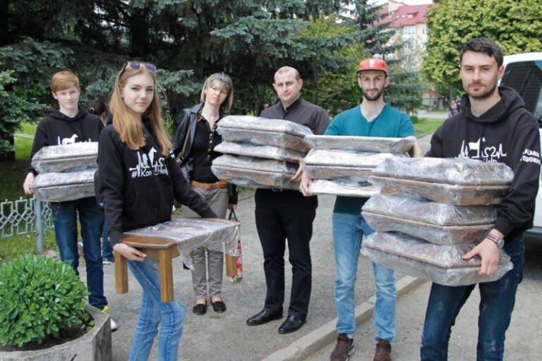 Волонтери передали особливу допомогу гематологічному відділенню обласної лікарні (ФОТО)