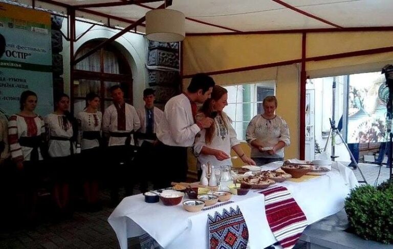 У центрі міста франківців годували варениками