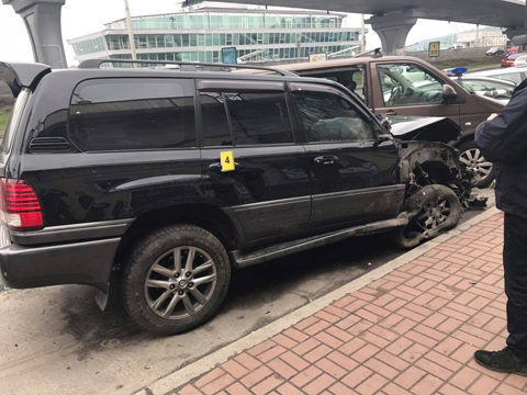 У Києві п’яний працівник НАБУ на “Лексусі” збив пам’ятник і влетів у мікроавтобус (ФОТО)