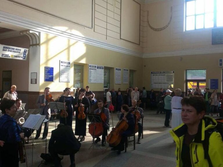 Франківськ зустрів київський потяг із симфонічним оркестром (ФОТО, ВІДЕО)