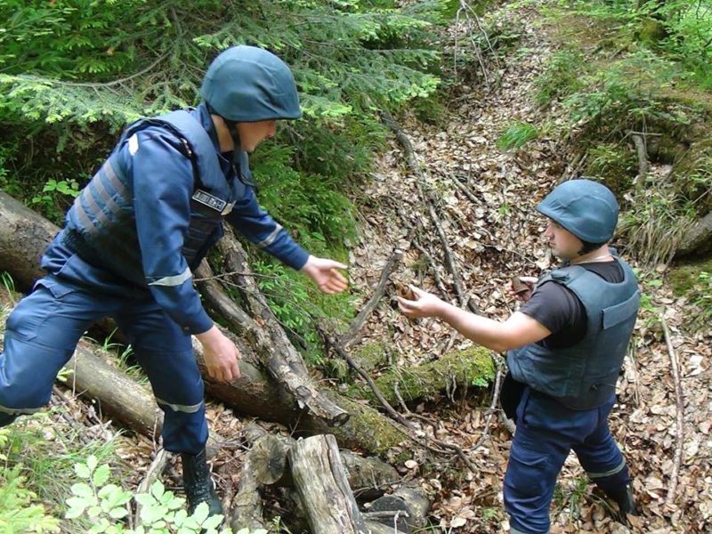 26 одиниць застарілої вибухівки знешкодили прикарпатські піротехніки минулої доби