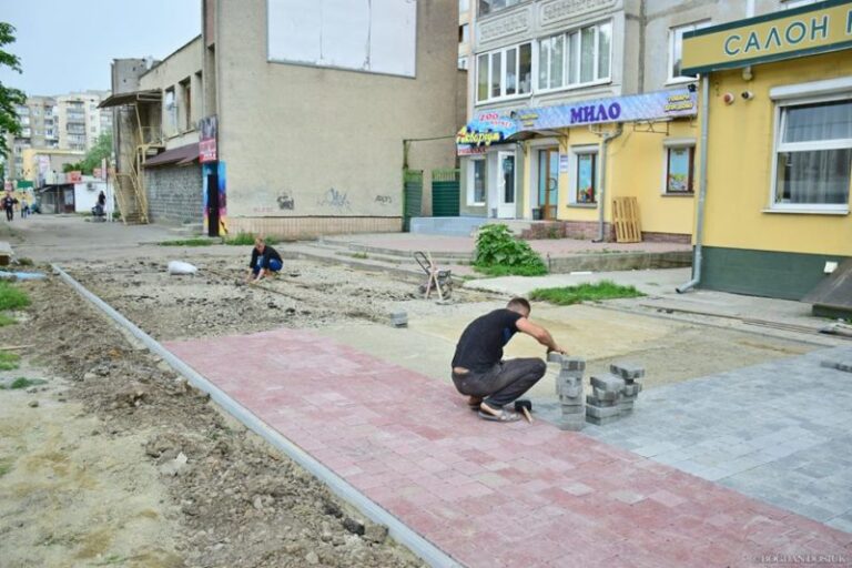 На вулиці Стуса у Франківську облаштовують велодоріжку (ФОТО)