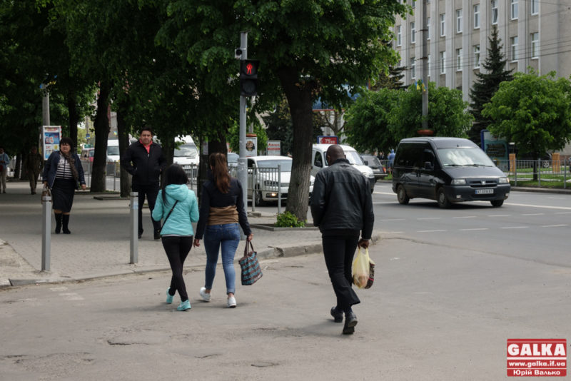 Патрульні бесідували з франківцями, які ігнорували червоне світло світлофора (ФОТО)