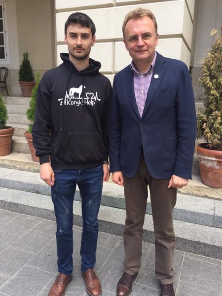 Садовий пообіцяв перерахувати півзарплати прикарпатській благодійній організації (ФОТОФАКТ)