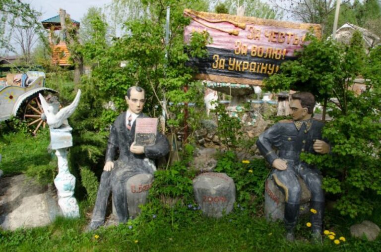 Скульптор-самоук із Прикарпаття вражає своїми роботами всю Україну (ФОТО)
