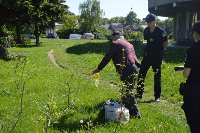 Франківський патрульний не купився на літру розведеного “хабарного” спирту (ФОТО)