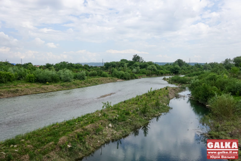 Під Івано-Франківськом у ріці знайшли тіло чоловіка