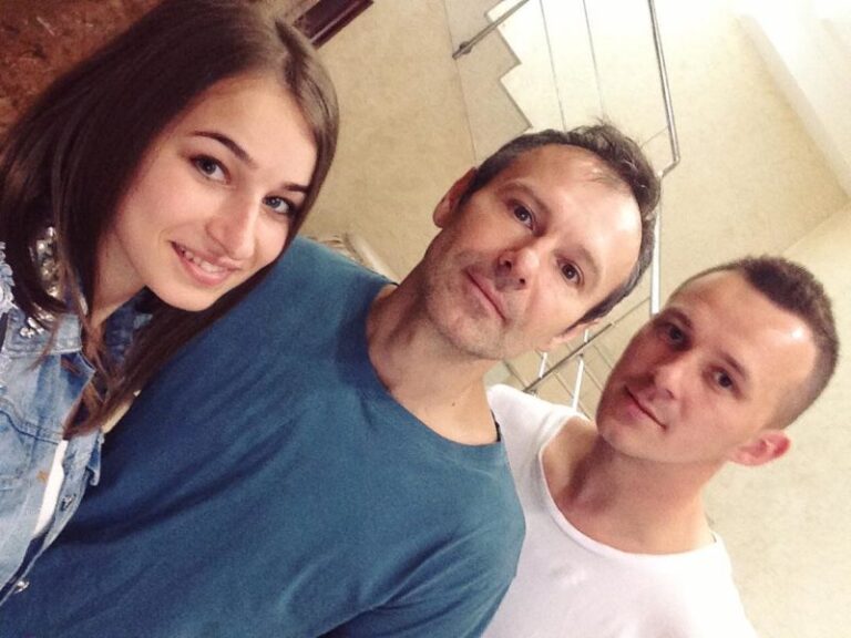 Вакарчук уже у Франківську і фотографується з фанатами (ФОТО, ОНОВЛЕНО)