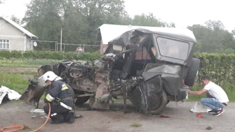 На Коломийщині авто вщент розбилося об дерево (ВІДЕО)