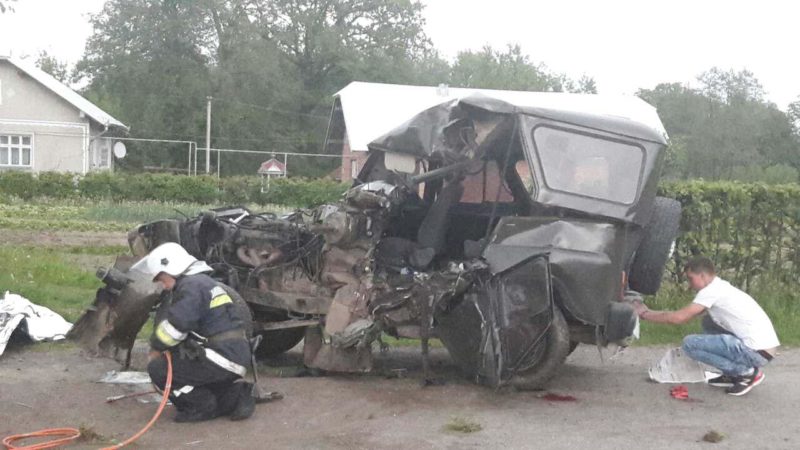 На Коломийщині авто вщент розбилося об дерево (ВІДЕО)