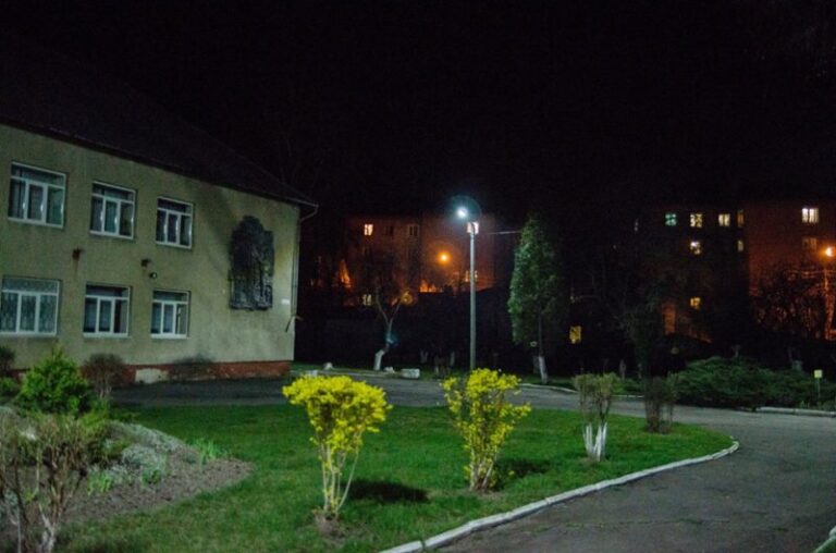 Комунальники освітили територію франківської школи (ФОТО)