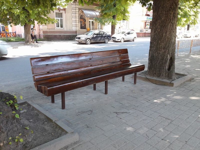 На Лепкого з’явилися нові вуличні меблі (ФОТО)
