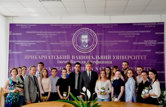Ректор франківського університету нагородив найкращих студентів (ФОТО)