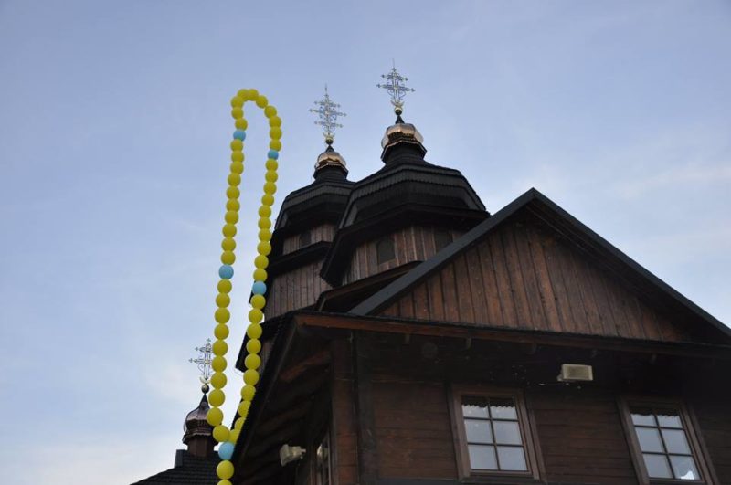 Прикарпатці запустили у небо вервицю з повітряних кульок (ФОТО)