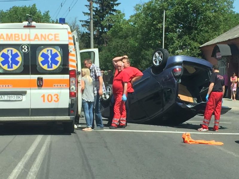 Під Франківськом Мерседес вдарив та перекинув Рено (ФОТО)