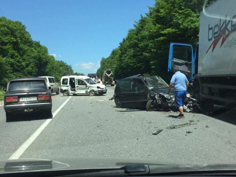 Аварія між Галичем та Франківськом: загинули прикарпатці віком у 27 та 50 років (ВІДЕО)