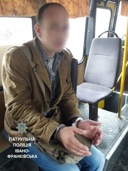 У франківській маршрутці пасажири затримали кишенькового злодія (ФОТОФАКТ)