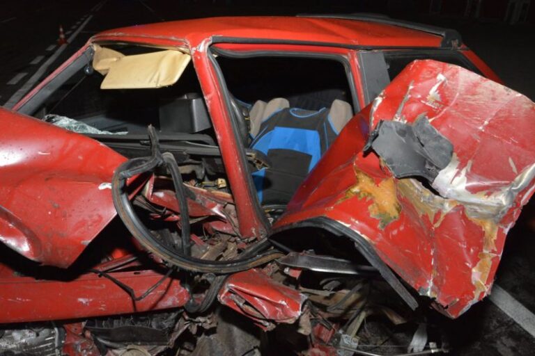 Водій ВАЗу, який постраждав у нічній ДТП на Коновальця, у важкому стані