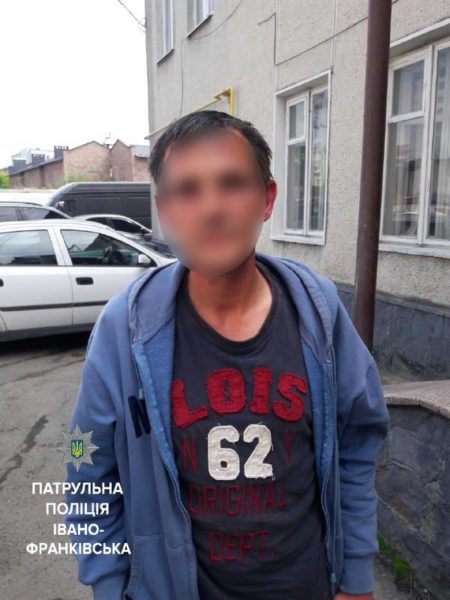 Франківські патрульні допомогли дістатися додому “благодійнику” зі Львівщини (ФОТО)