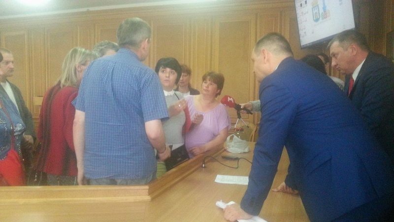 Обурені франківці прийшли до міського голови через несправну каналізацію (ФОТО)
