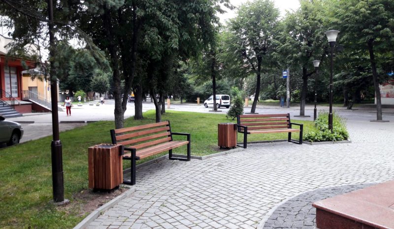 Нові урни встановили на вулиці Коновальця (ФОТО)