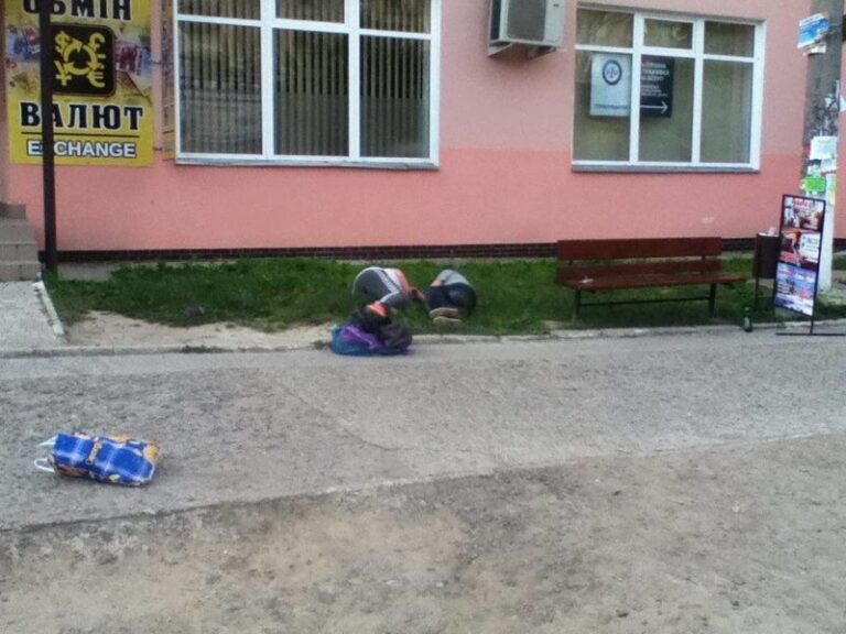 Під Візовим центром патрульні будили п’яних чоловіка і жінку (ФОТО)
