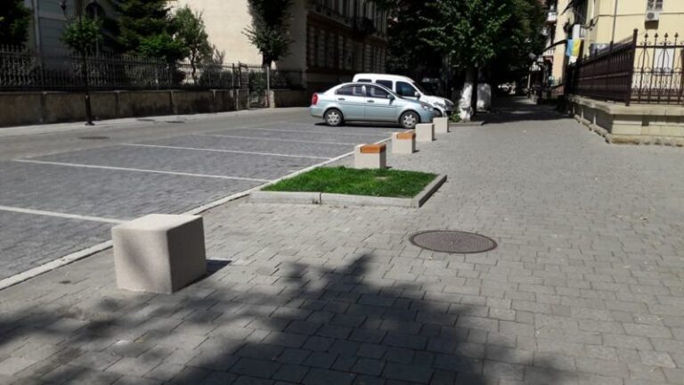 На Шевченка з’явилася чергова партія антипаркувальних бетонних кубів (ФОТО)