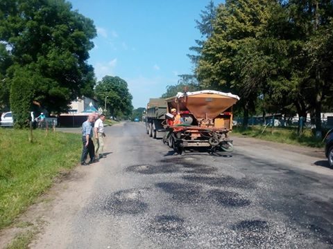 На Тисмениччині дорожники ліквідовують ямковість (ФОТОФАКТ)