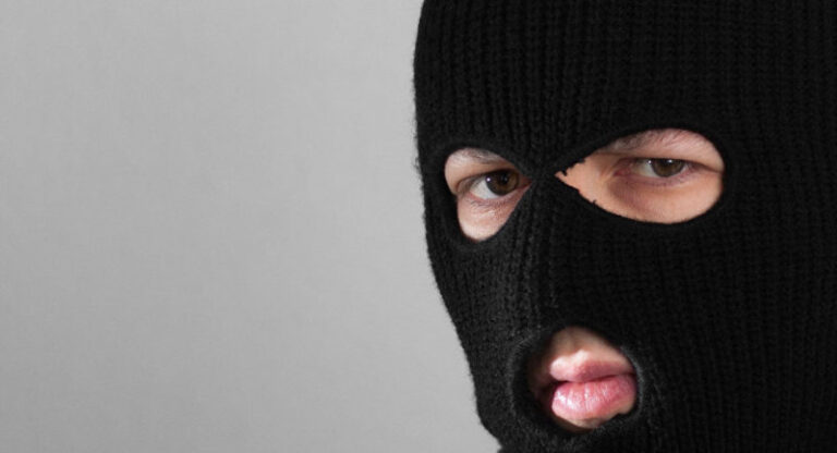 На Коломийщині судитимуть чоловіка, котрий у складі банди поламав ноги місцевому мешканцю